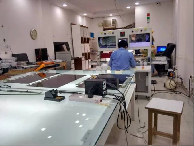 Screen repair service
